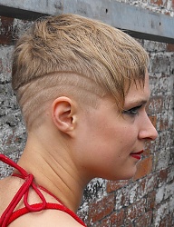 Fryzury Krótkie Alternatywne Tribale - wzory na głowie Blond - 2051696