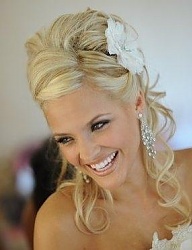 Fryzury Średnie Ślubne Kręcone Upięcie Blond - 1161795