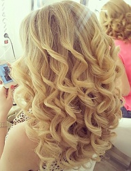Fryzury Średnie Wieczorowe Kręcone Rozpuszczone Blond - 2730361
