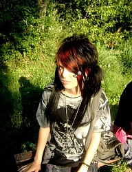 Fryzury Średnie Alternatywne EMO - 881681