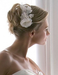 Ślubne upięcie z blond włosów