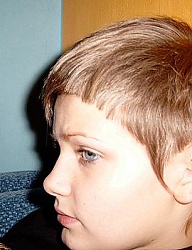Krótka fryzurka z półokrągłą grzywką