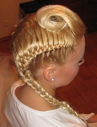 Piękny, oryginalny, warkocz z długich blond włosów