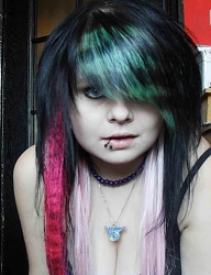 Fryzury Średnie Alternatywne EMO - 846576