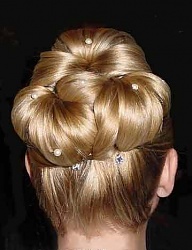 Blond upięcie z półdługich włosów