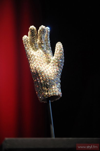 Słynna rękawiczka Michaela Jacksona założona na rozdanie nagród Grammy w 1983.