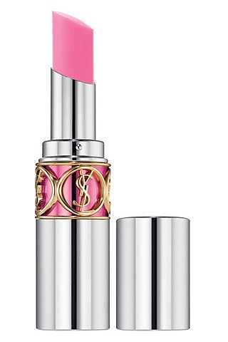 YSL – Zainspirowany kandyzowanymi owocami, szminki Volupté Sheer Candy od YSL są gdzieś pomiędzy  błyszczykami I balsamami pełnymi witamin i zapewniającymi jasną warstę koloru. N°9 Goyave Sorbet jest najjaśniejszym z nich wszystkich – uroczy różowy z przepysznym mango.