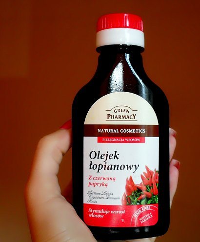 Dzięki regularnemu stosowaniu oleju łopianowego, włosy wyraźnie stają się mocniejsze. osłabione włosy. Wskutek jego działania pasma stają się gęstsze, mocniejsze, lśniące i pełne życia. Odpowiedni pielęgnowane dobrze się rozczesują i lepiej układają. 