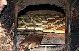 Podstawą pożywienia były produkty zbożowe. Złożenie pieca było bardzo drogie i czasochłonne, dlatego w każdym mieście ceniony był piekarz.