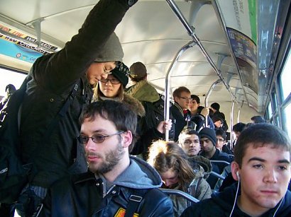 Ludzie, którzy tłoczą się wyłącznie przy drzwiach tramwaju, utrudniając zarówno wsiadanie, jak i wysiadanie.