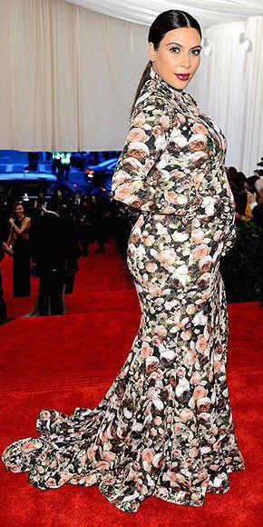 Kim Kardashian wygląda, jakby owinęła się obciem sofy. Pstrokaty materiał od szyi po same końce placów u stóp i rąk nigdy nie będzie wyglądał dobrze. A ktoś może przez przypadek na Tobie usiąść, bo pomyli z tapicerką.