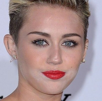 Z makijażem miała problem Miley Cyrus.