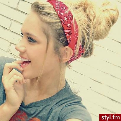 Lubisz niedbałe koczki? Dodaj do niego chustkę, a zachwycisz stylem pin up!