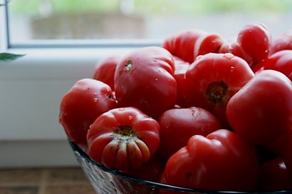 Jeśli chcemy zaakcentować smak pomidorów w daniu, idealne będą pomidory malinowe. Charakteryzują się dużymi i mięsistymi owocami. 