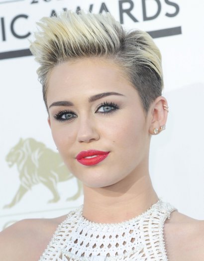 Miley Cyrus część włosów zaczesuje do tyłu (boczki), a pozostałe stawia do góry w irokeza. Mamy tylko zastrzeżenie do odrostów zbyt mocno kontrastujących z całością.
