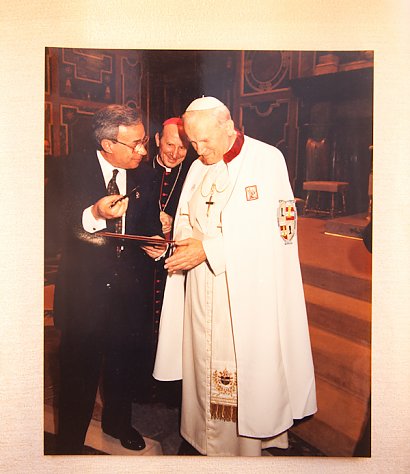Na zdjęciu Jan Paweł II z przedstawicielem firmy.