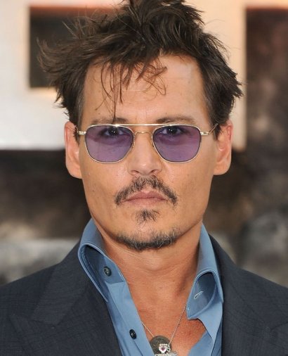 Johnny Depp słynie z fioletowych okularów. 