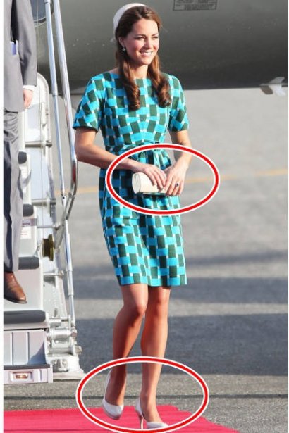 Kate daje przykład, jak powinno łączyć się torebkę z butami. Niedawno pojawiła się teoria, by obuwie nie było w tym samym kolorze, co torba. Nie jest to jednak prawdą. Białe szpilki najbardziej będą pasować do beżowej lub białej kopertówki. Księżna pod ten odcień dopasowała nawet kapelusz.