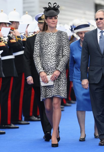 To jedna z niewielu wpadek Kate. Nie popełniono błędów stylistycznych, jednak Kate nie jest sobą w nieco zbyt sztywnej sukience.