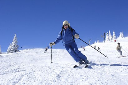 Wypad w polskie góry ze znajomymi na narty lub snowboard, nie myślcie że to droga zabawa! Koszt 3-4 dni to około 300-400 zł, ceny noclegu w Zakopanem zaczynają się od 25 zł za osobę!