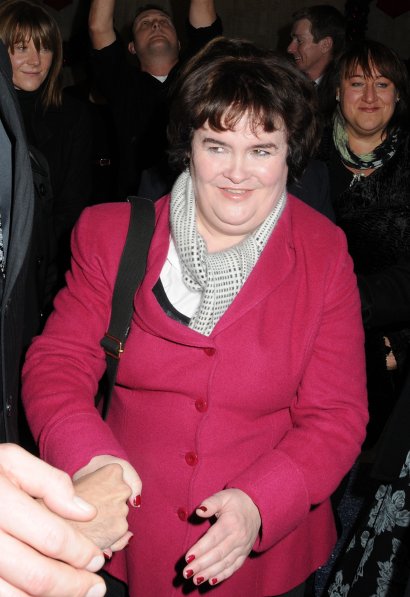 Piosenkarka na początku kariery w 2009 roku. Zawsze była bardzo skromną i wstydliwą osobą.
