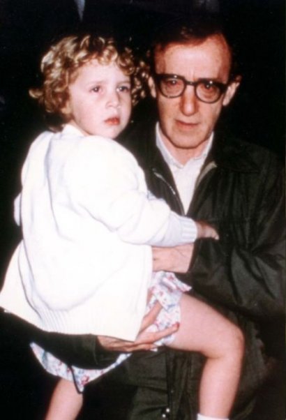 Woody z Dylan na rękach - zdjęcie archiwalne.