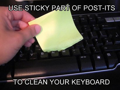 Aby wyczyścić klawiaturę i przestrzenie pomiędzy klawiszami, użyj klejącej części samoprzylepnych kartek. Fot. twistedsifter.com