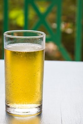 Naturalna odżywka i nabłyszczacz? Piwo! Umyte pasma zwilż roztworem jasnego piwa i wody (w proporcji 1:1). 