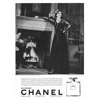 Jedna z pierwszych reklam Chanel No 5 z lat 30. z samą Coco Chanel