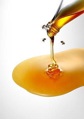 PEELING MIODOWY - przepis: rozdrobnione orzeszki ziemne (1 łyżeczka) łączymy z miodem (1 łyżeczka), płatkami owsianymi (pół szkl.), octem jabłkowym (1 łyżeczka) i wmasowujemy w twarz zwilżoną ciepłą wodą przez ok. 2 minuty, pozostawiamy do wyschnięcia, a następnie zmywamy ciepłą wodą.