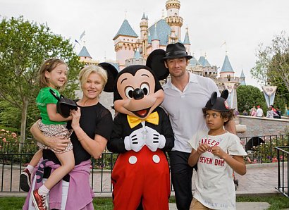 Hugh Jackman z żoną Deborra Lee Furness i dwójką adoptowanych dzieci