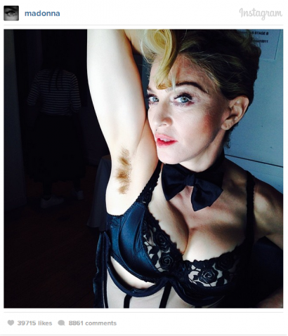 Madonna chwali się swoim buszem na Instagram. 
