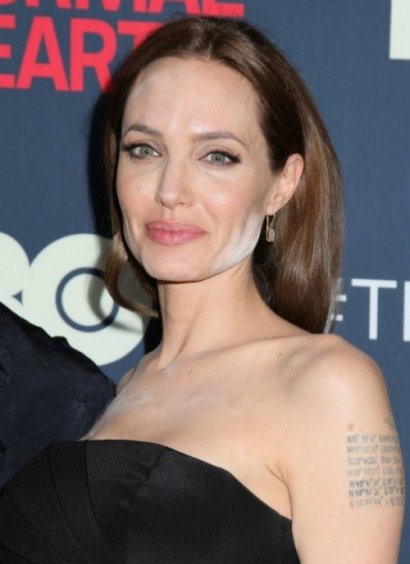 Angelina Jolie z przesadziła z pudrem rozświetlającym. 