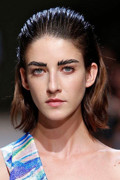 Krzaczaste brwi.