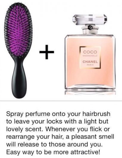 Spryskaj perfumy na szczotkę a następnie przeczesz nią włosy. W taki sposób nałożysz równomiernie zapach na włosach. 