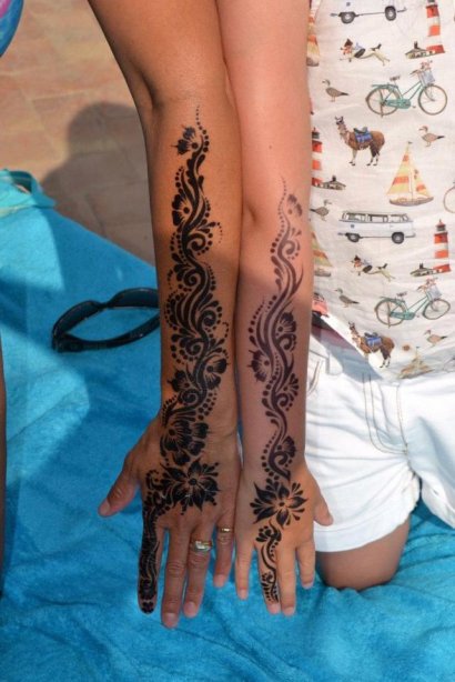 7-letnia Madison Gulliver z dumą prezentuje swój tatuaż z henny.
