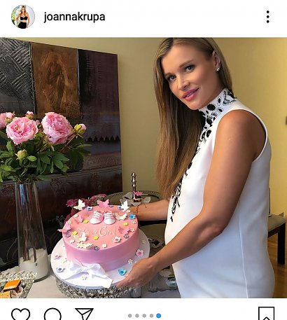 Przygotowała specjalny różowy tort z napisem: to dziewczynka, ale nie tylko...