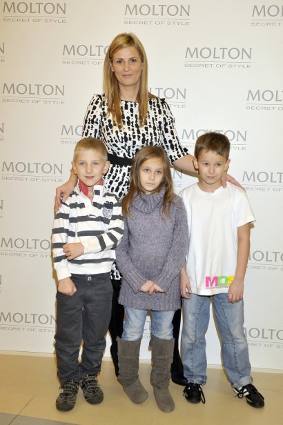 Grudzień 2011: Dominika  na imprezie promocyjnej ze swoim synem Maksymilianem oraz dziećmi  ze związku Michała z Mandaryną - Xavierem Michałem i Fabienne Martą.