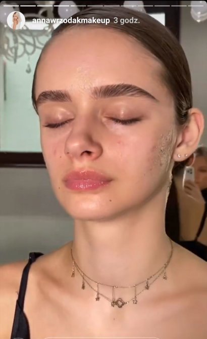 Modelka w trakcie makijażu