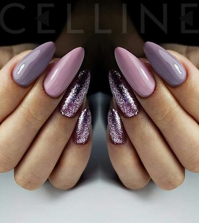 Z kolei brokatowe akcenty warto łączyć ze stylizacją Rainbow Nails, korzystając tym samym z różnych odcieni lakierów hybrydowych.