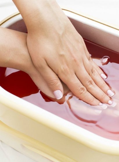 Zanim przystąpimy do nakładania żelu, warto zadbać o kondycję i wygląd naszych dłoni. Świetnie sprawdzi się tutaj ciepła kąpiel, oparta na aromatycznych olejkach lub ulubionym kosmetyku do mycia ciała.