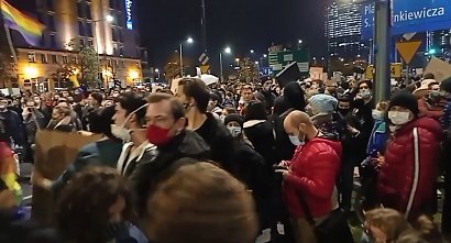 W poniedziałek trwał kolejny, 5 dzień protestów pod siedzibą PiS w Warszawie