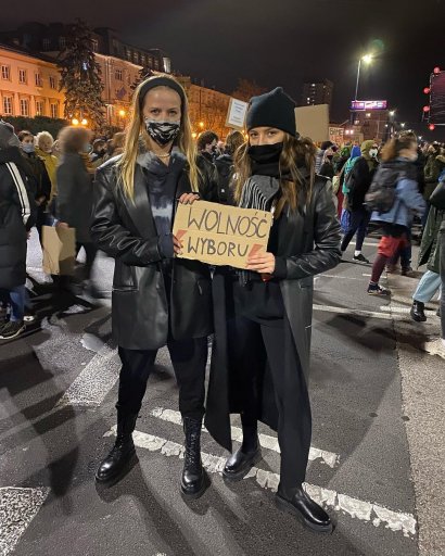 Julia Wieniawa i Jessica Mercedes ramię w ramię: Jesteśmy. Idziemy po wolność wyboru. #StrajkKobiet
