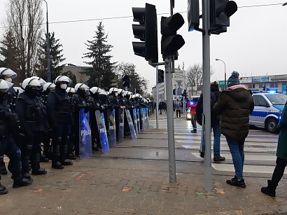 Kilkuset policjantów pilnowało domu Jarosława Kaczyńskiego podczas Strajku Kobiet w niedzielę, 13. grudnia