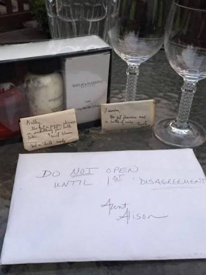 Ciocia Alison napisała, by nie otwierali prezentu, aż do pierwszej kłótni.
