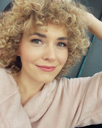 zaskoczyć fanów takim zdjęciem! Wszystko wskazuje na to, że włosy są tylko zakręcone na wałki, ale wyglądają jak trwała ondulacja!