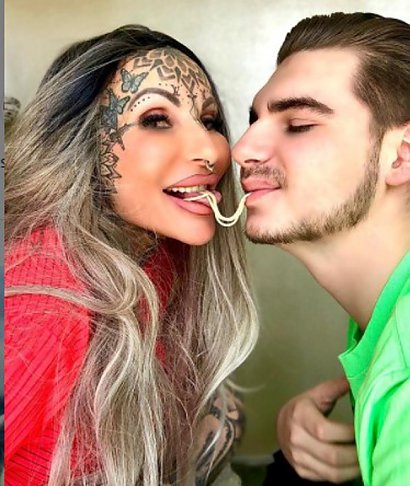 jest wpatrzony w Adę jak w obrazek!