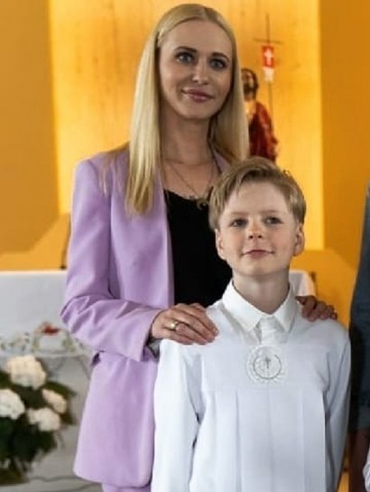 Justyna Smykiewicz założyła fioletowy garnitur na komunię świętą.