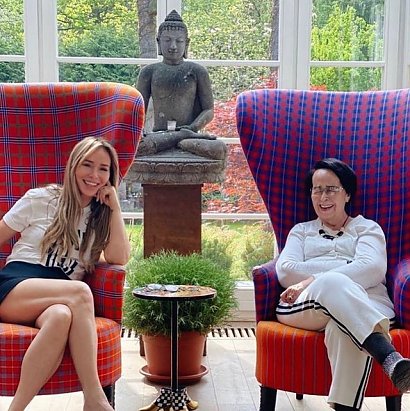 ukochaną mamę! Obie uśmiechnięte panie siedziały przy stoliku, pozując jak najlepsze przyjaciółki. Czy 53-letnia Joanna jest podobna do mamy?