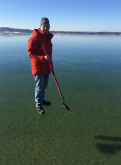Mężczyzna, który lewituje nad wodą?!